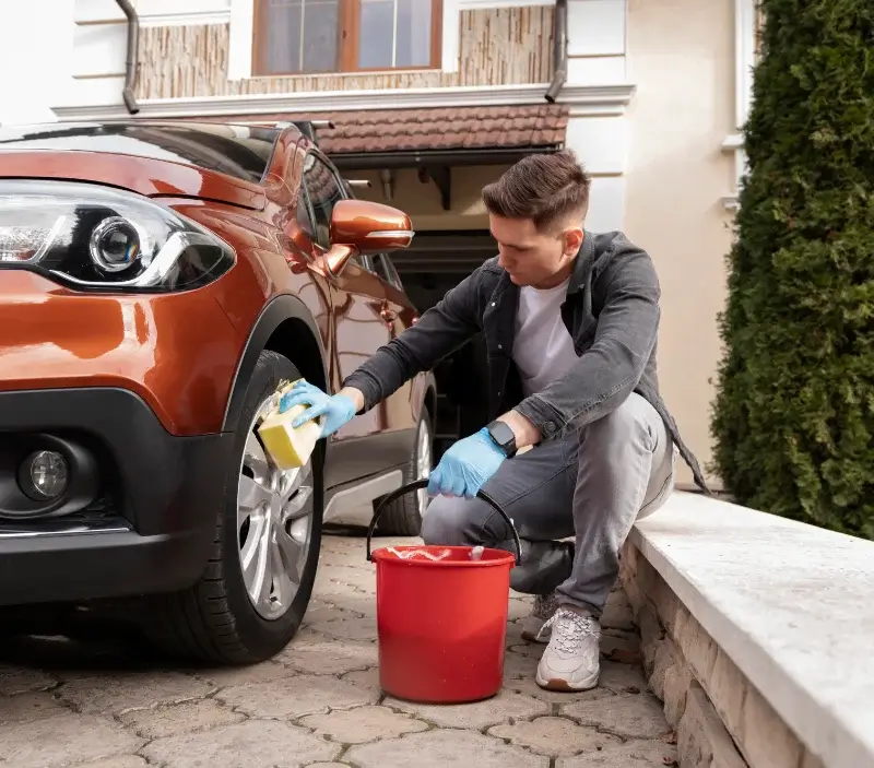 Lavage auto à domicile Siaugues-Sainte-Marie : professionnel intervenant sur un véhicule